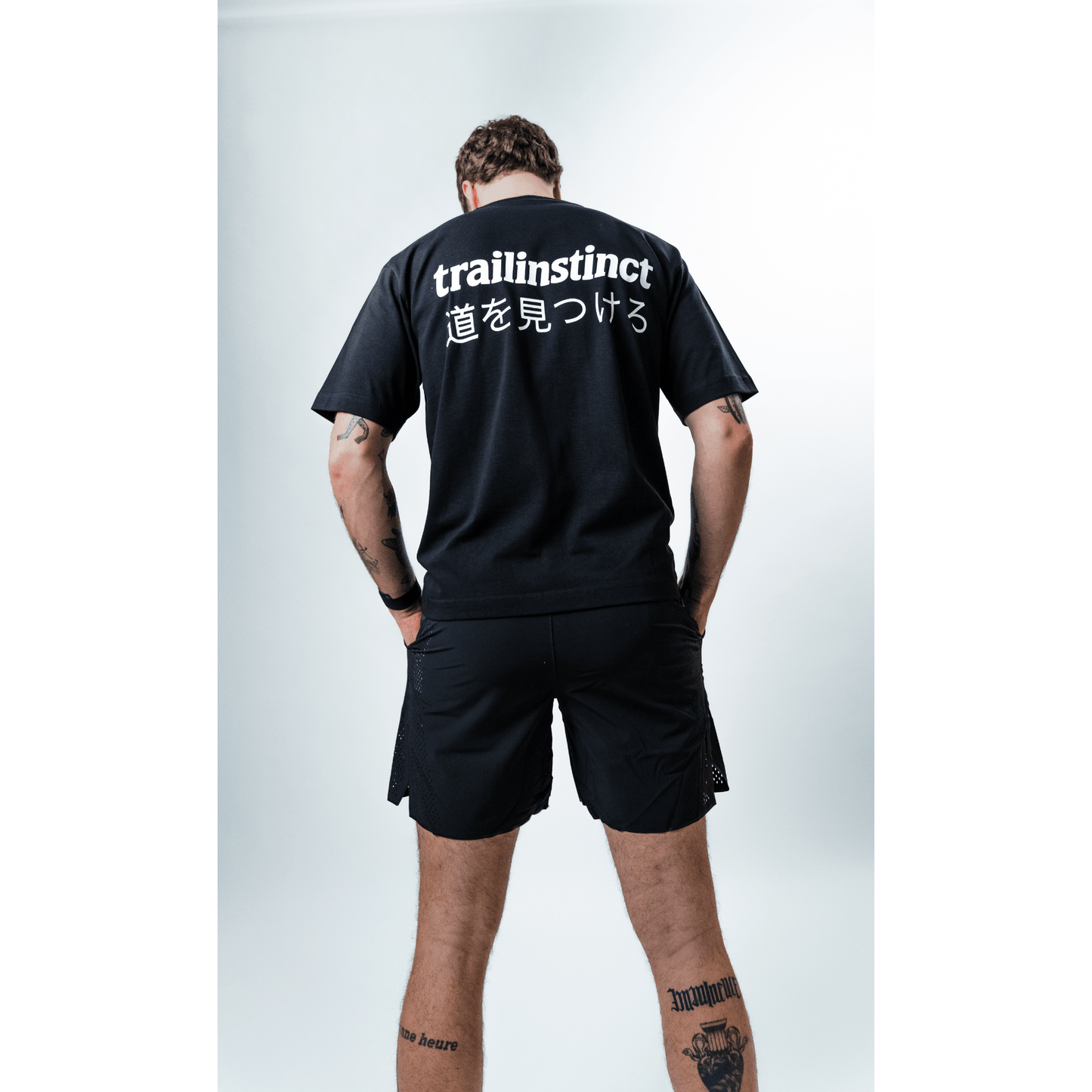 signature front tee JP black