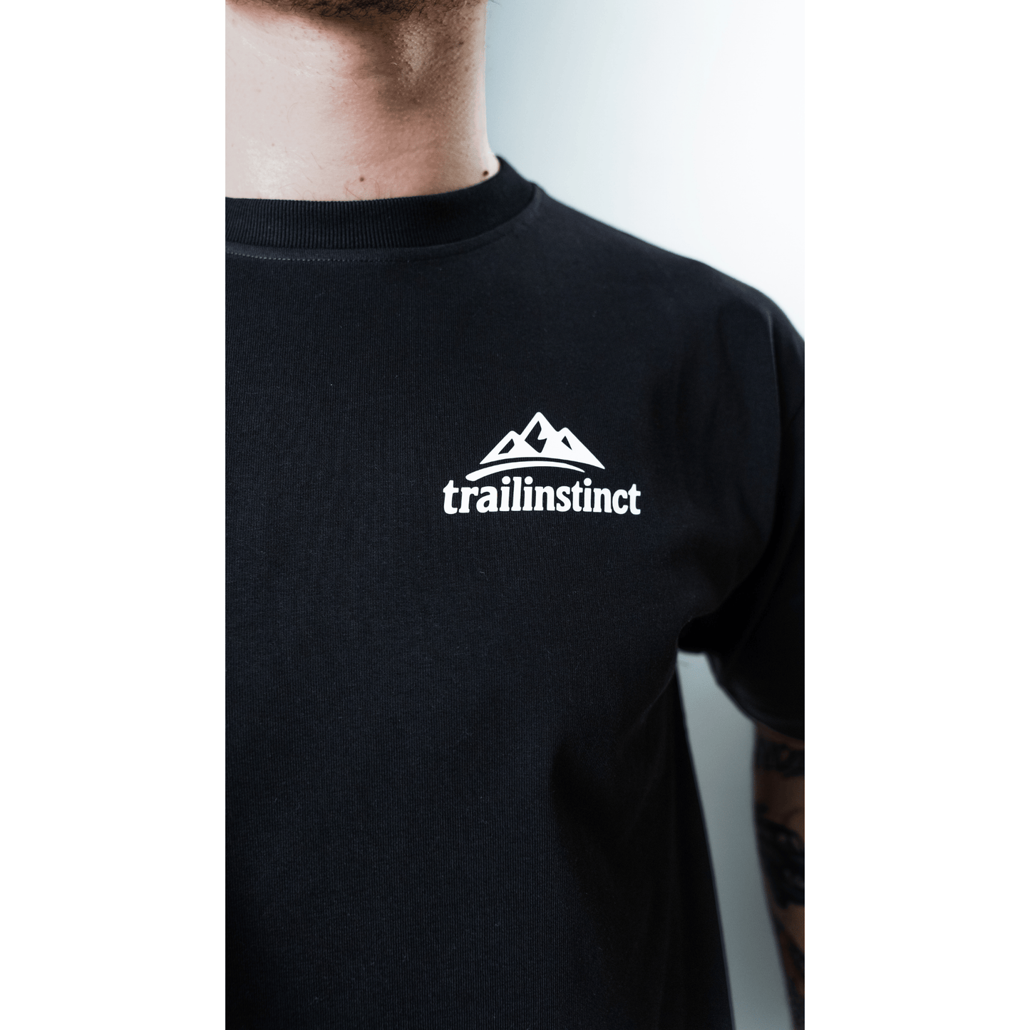 signature front tee JP black