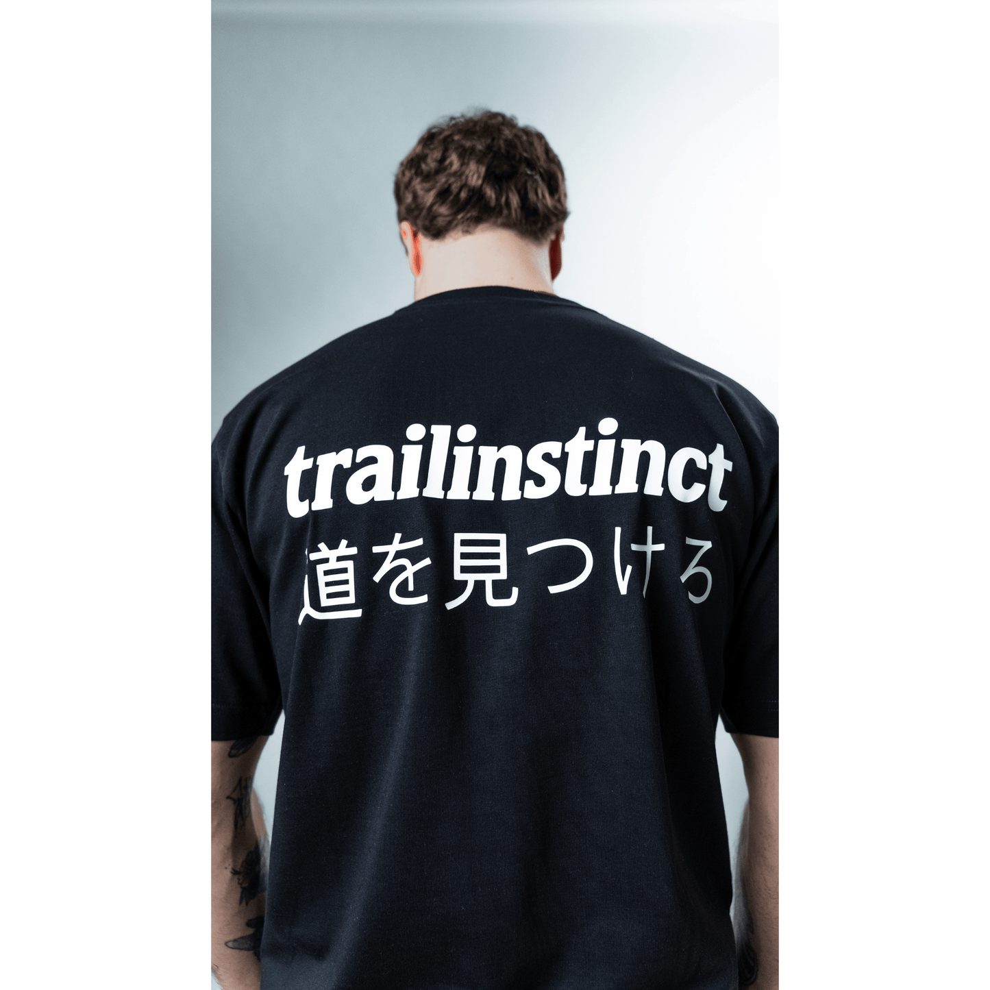 signature front tee JP black